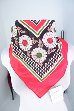 Платок яркий