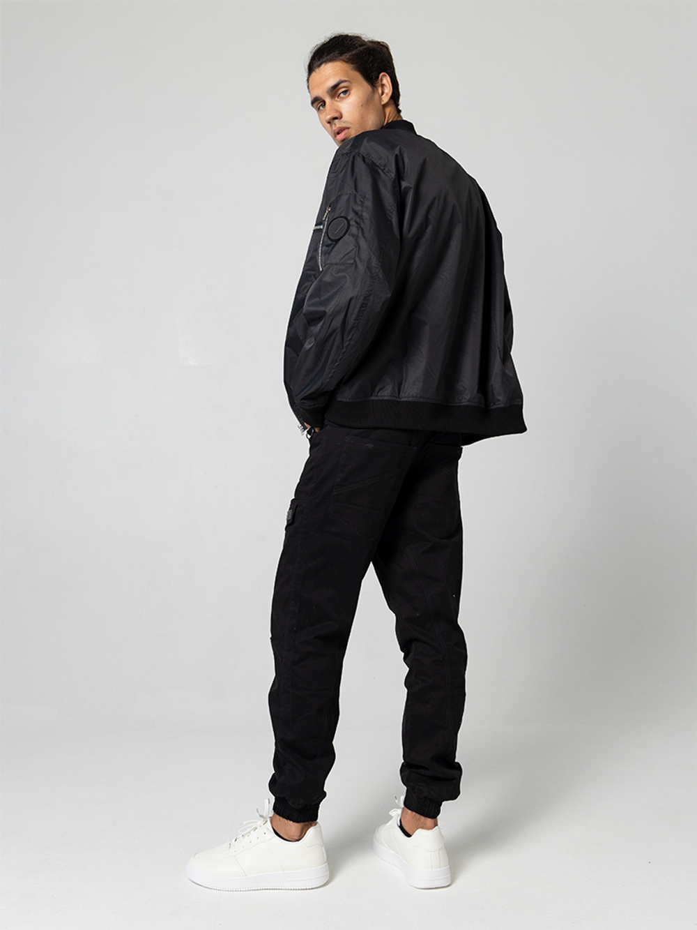 Бомбер черный мужской город горький демисезонный