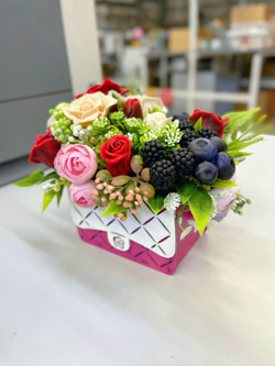 Букет “Фуксия с ягодами”