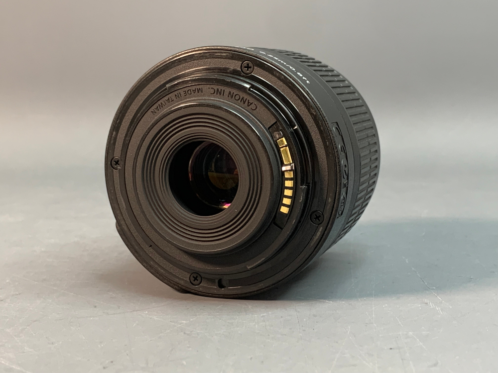 Canon 1100D Kit 18-55mm 3.5-5.6 IS II 17.000 кадров