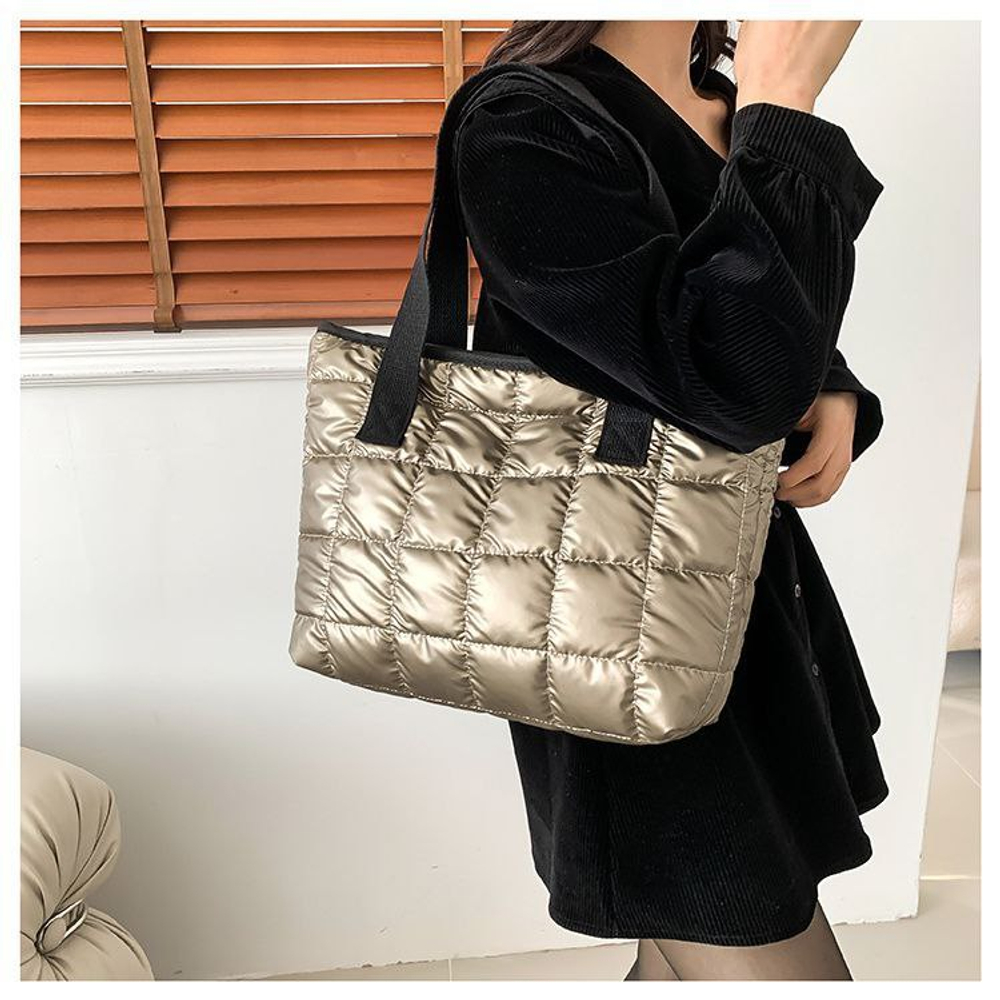 Стеганая сумка-шоппер с металлическим блеском