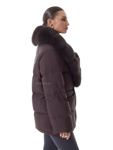 Винный удлиненный пуховик с поясом и меховым воротником