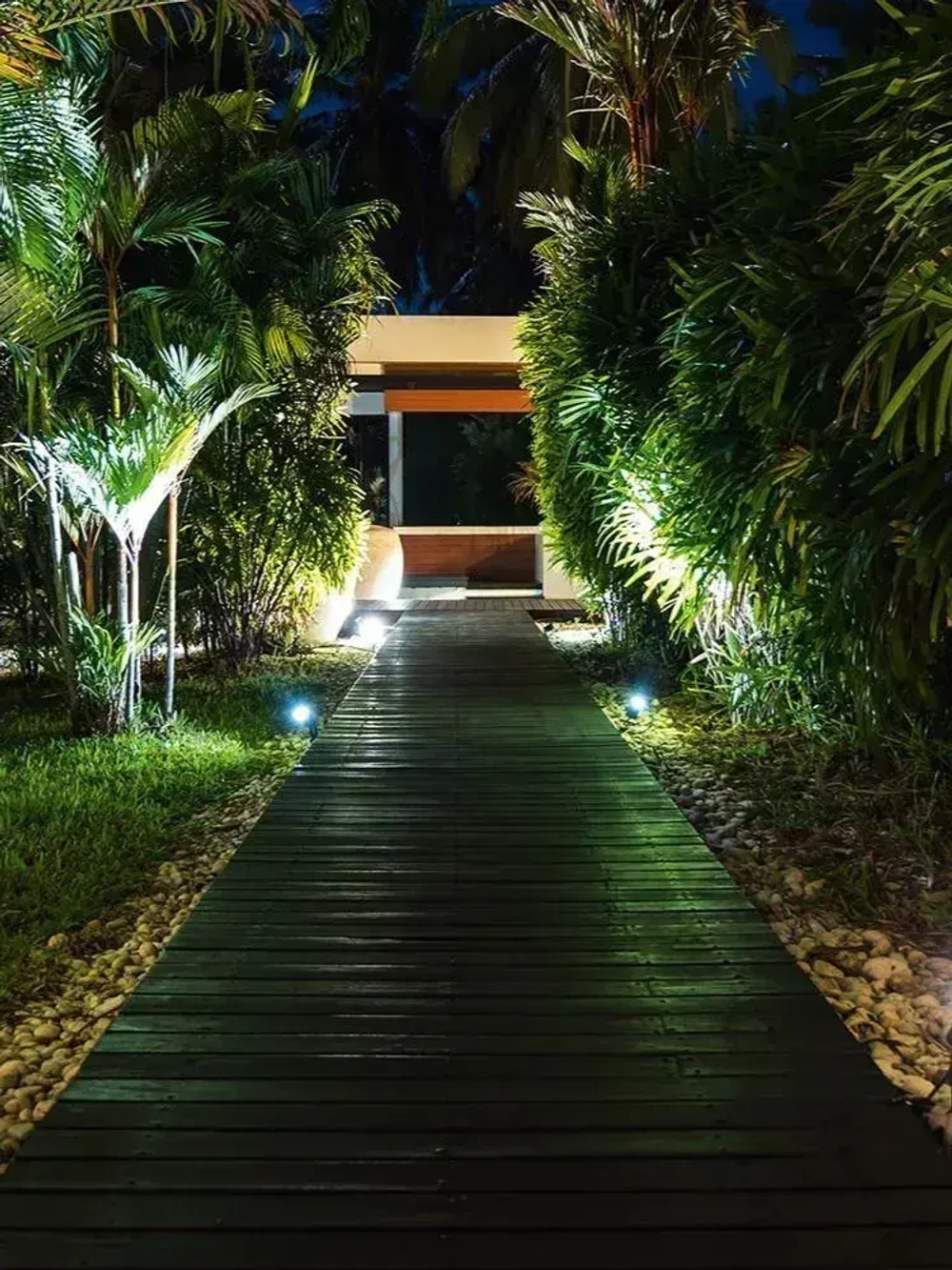 Светильник грунтовый для подсветки деревьев / Прожектор уличный на колышке