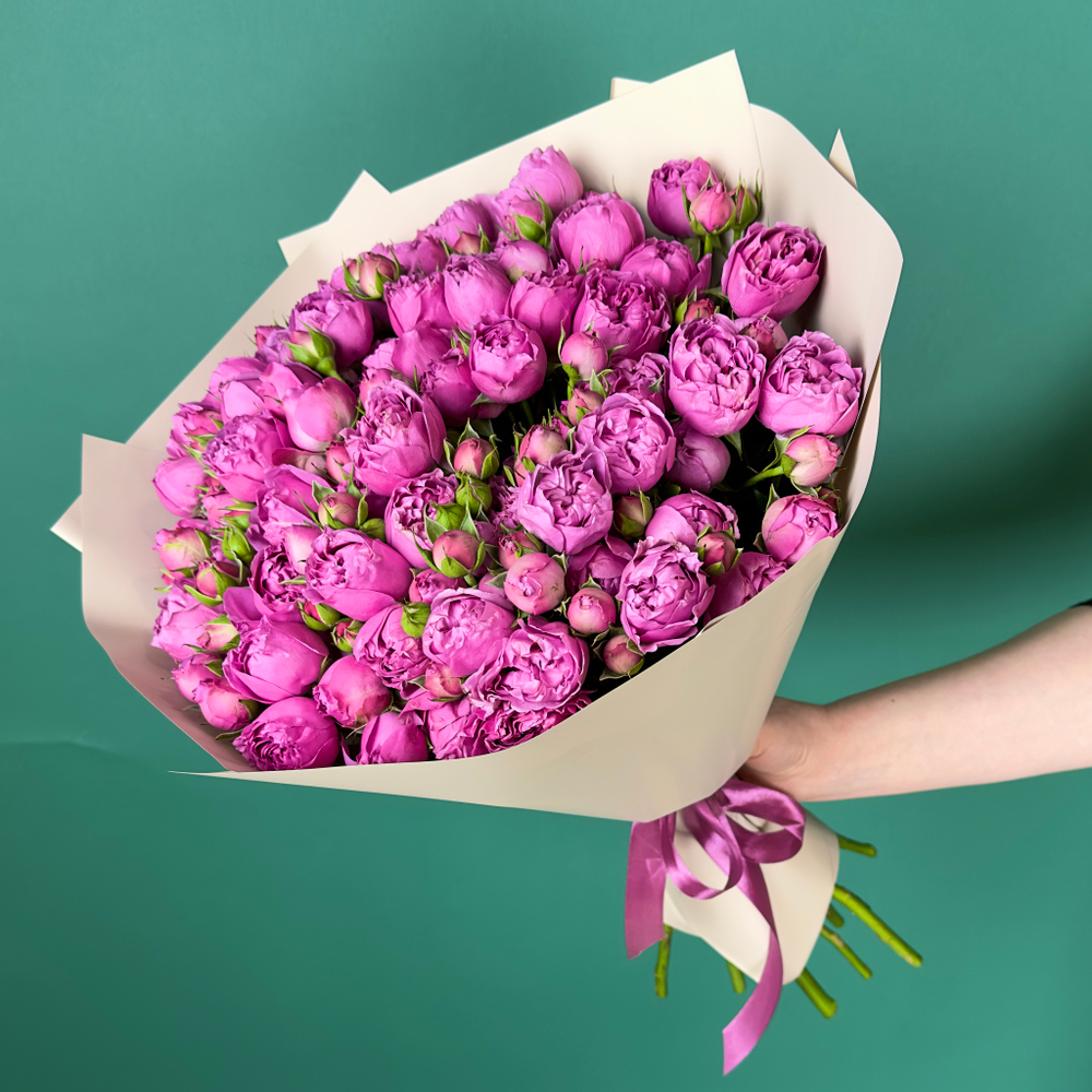 букет 15 кустовых пионовидных роз заказать в Москве с бесплатной доставкой