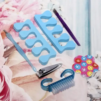 Набор для педикюра в футляре 7шт, цвет микс, (раз-ли, пилка, щетка и кусачки, триммеры), 10,5*16см