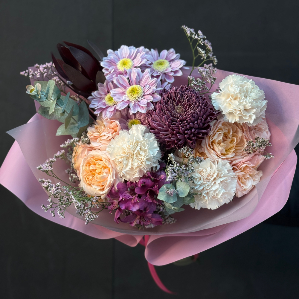 Букет из микса хризантем, кустовой розы, диантусов и альстромерии