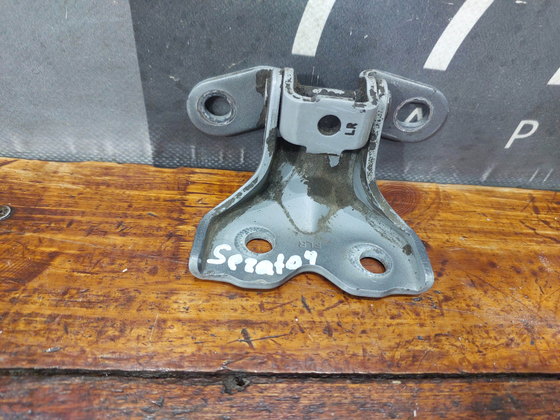 Петля двери передней правой нижняя Kia Ceed 3 (CD),  Cerato 4 (BD) 18-нв Б/У Оригинал 793251Y300