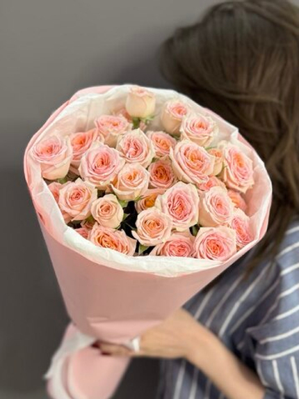 Букет из 5 розовых кустовых роз "Розанелла"