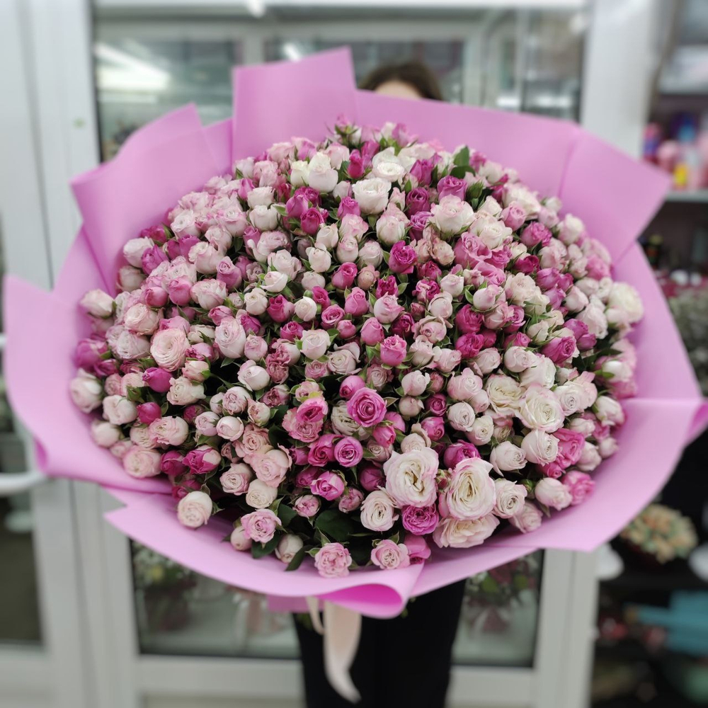 Букет из 101 кустовой пионовидной розы сортов "Lady Bombastic" и "Angel Bombastic"