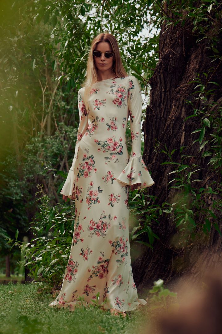 Платье со шлейфом рукав волан