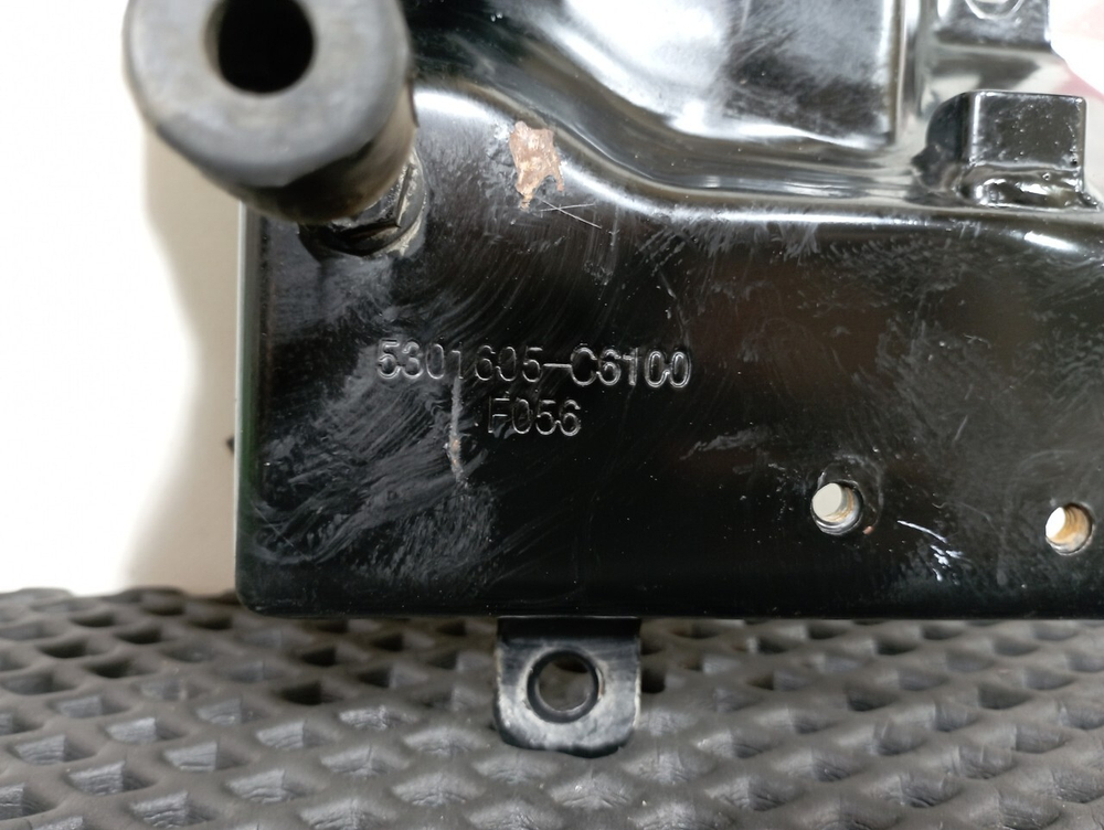 Кронштейн замка капота левый