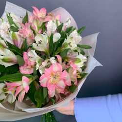 Букет 9 альстромерий микс