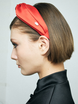 Ободок-узел из красного шелка с декором в виде веточки