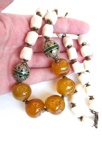 Бусы из крупного сердолика и белого коралла