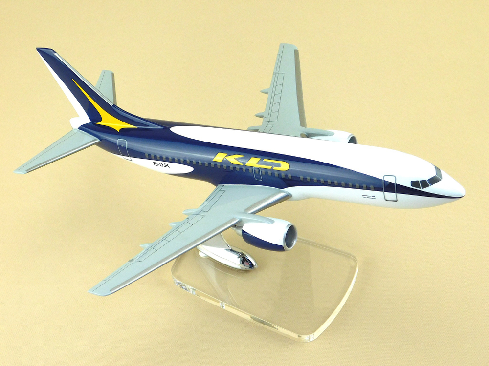 Модель самолета Boeing 737-300 (М1:100, KD Avia)