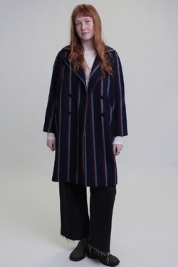 Двубортное пальто темно-синее в красную полосу