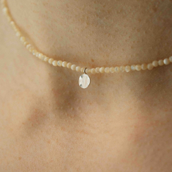 чокер из бежевого перламутра