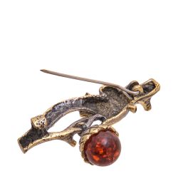 AM-3419 Брошь «Белочка с желудями « (латунь, янтарь)