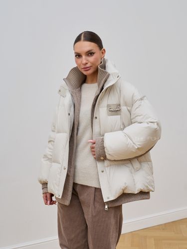 Короткий бежевый пуховик с шерстяными вставками