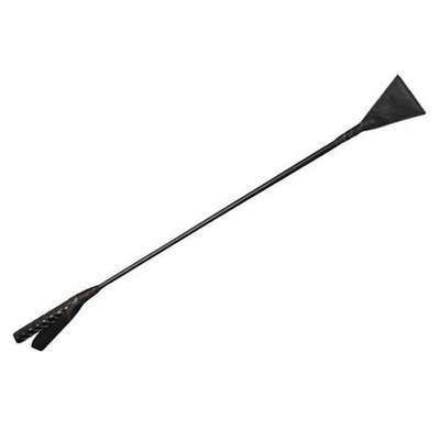 Длинный черный стэк с треугольным наконечником