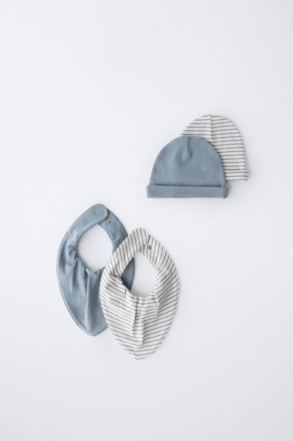 ZARA НАБОР ИЗ ДВУХ ШАПОК И ДВУХ НАГРУДНИКОВ, СИНИЙ
