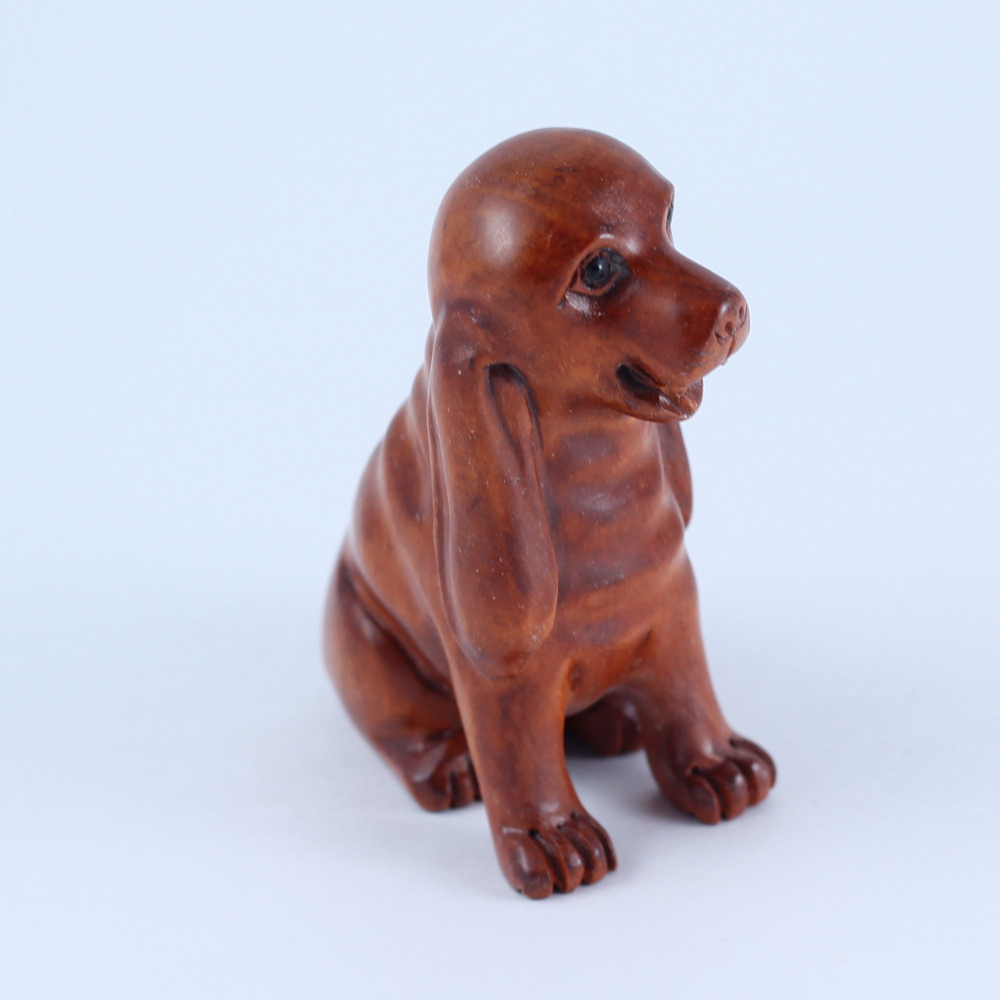 Нэцкэ Собака сидит с длинными ушами