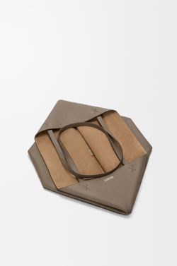 Loewe Большая сумка-тоут Puzzle Fold из мягкой зернистой телячьей кожи, серо-коричневый