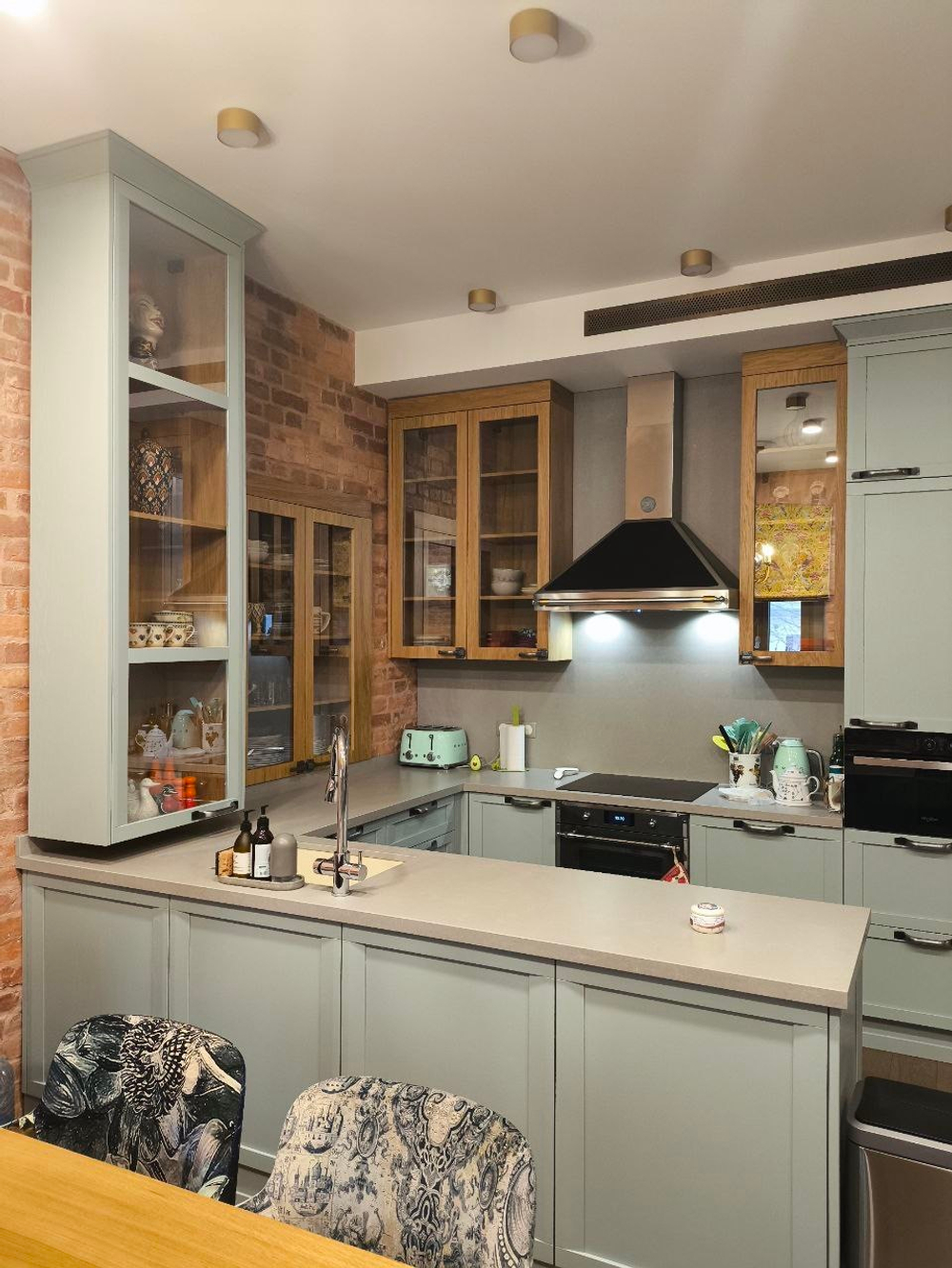 Навесные и встраиваемые шкафы из массива дуба