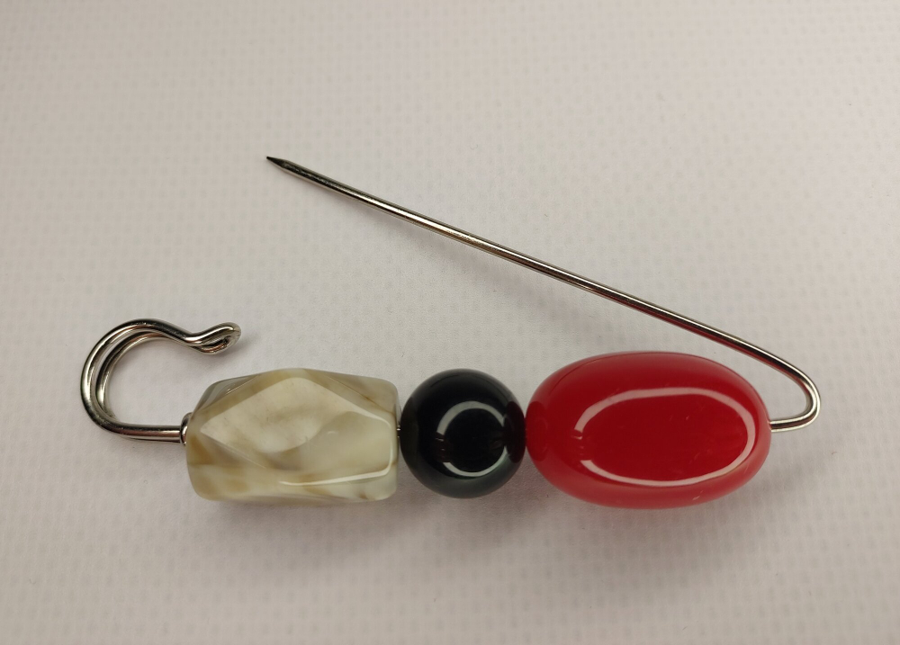 Булавка брошь "Камушки" для кардигана,  пальто, платков, костюмов, одежды.Цвет серый зелёный красный.