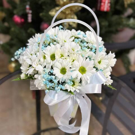 Сумочка с хризантемами сорта "KENNEDY WHITE" и гипсофилой "TIFFANY"