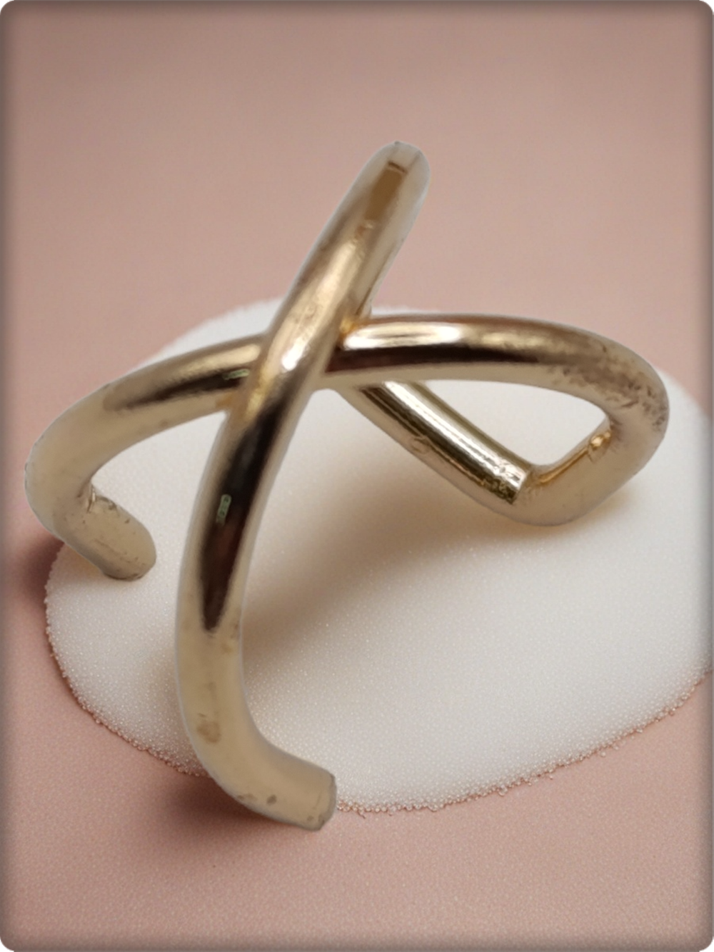 Клипса без прокола уха "Крестик" золотистая.