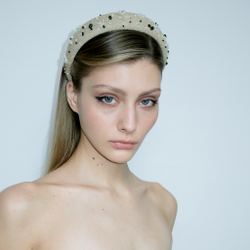 Ободок объемный с белыми ромашками