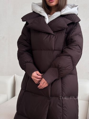 Удлиненный пуховик шоколадного цвета с контрастной жилеткой