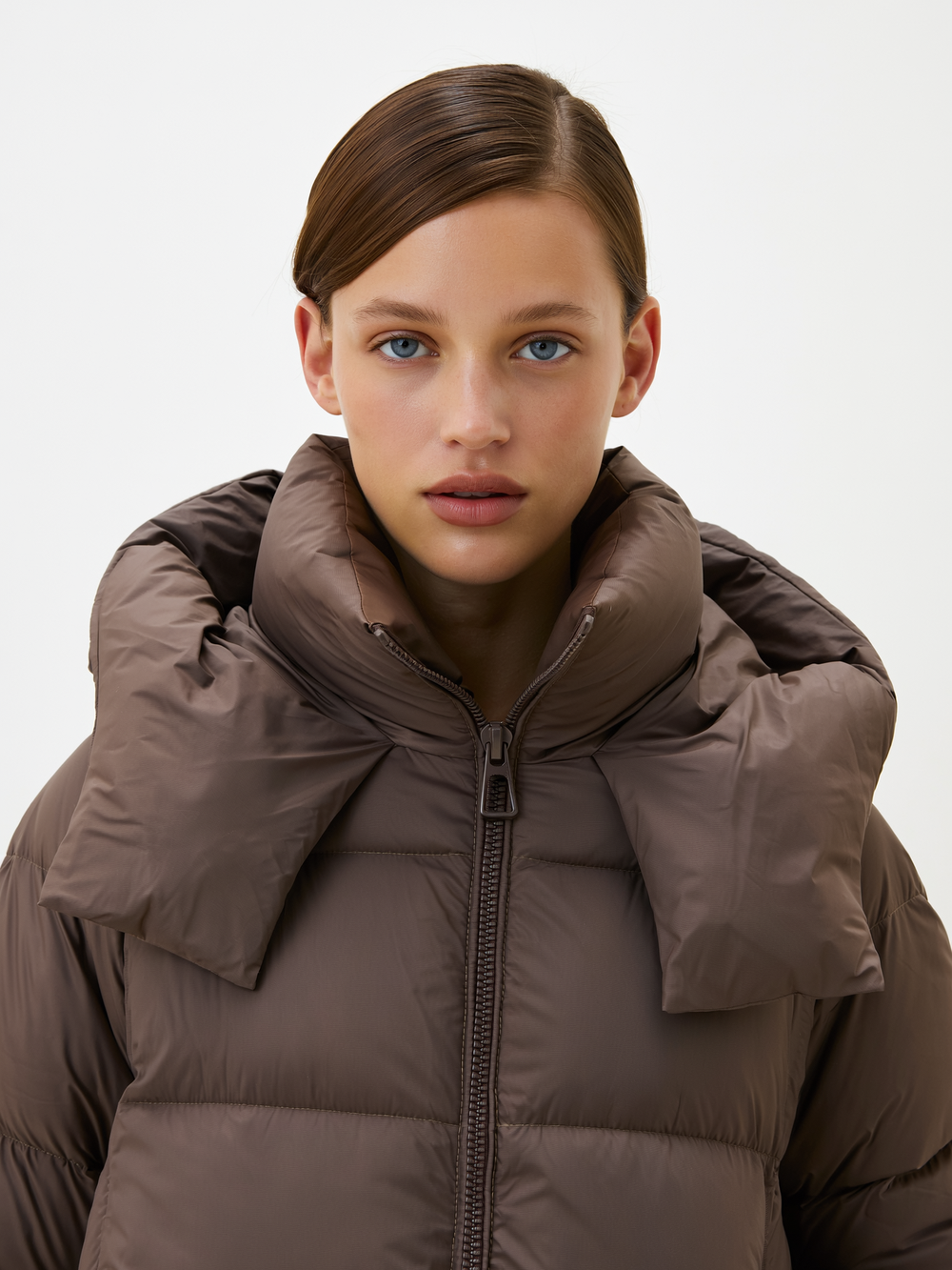 Объемный удлиненный пуховик