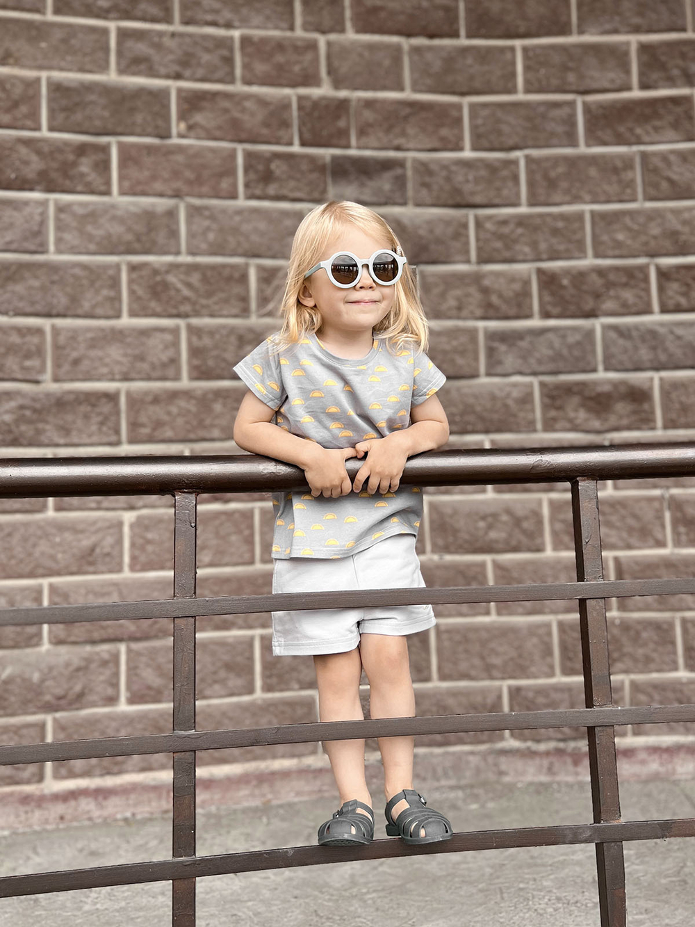 Футболка для девочек Mjölk Солнышки серые