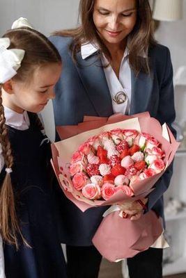 Клубничный букет с цветами "Розовый фламинго S"