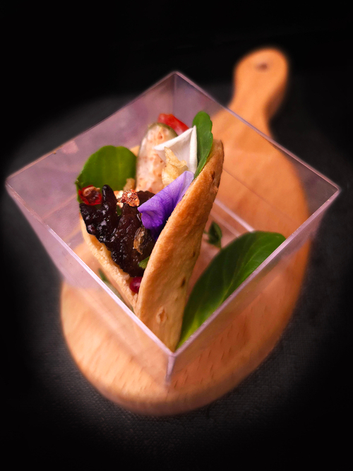 Канапе-тако с овощами и говядиной в соусе тирияке