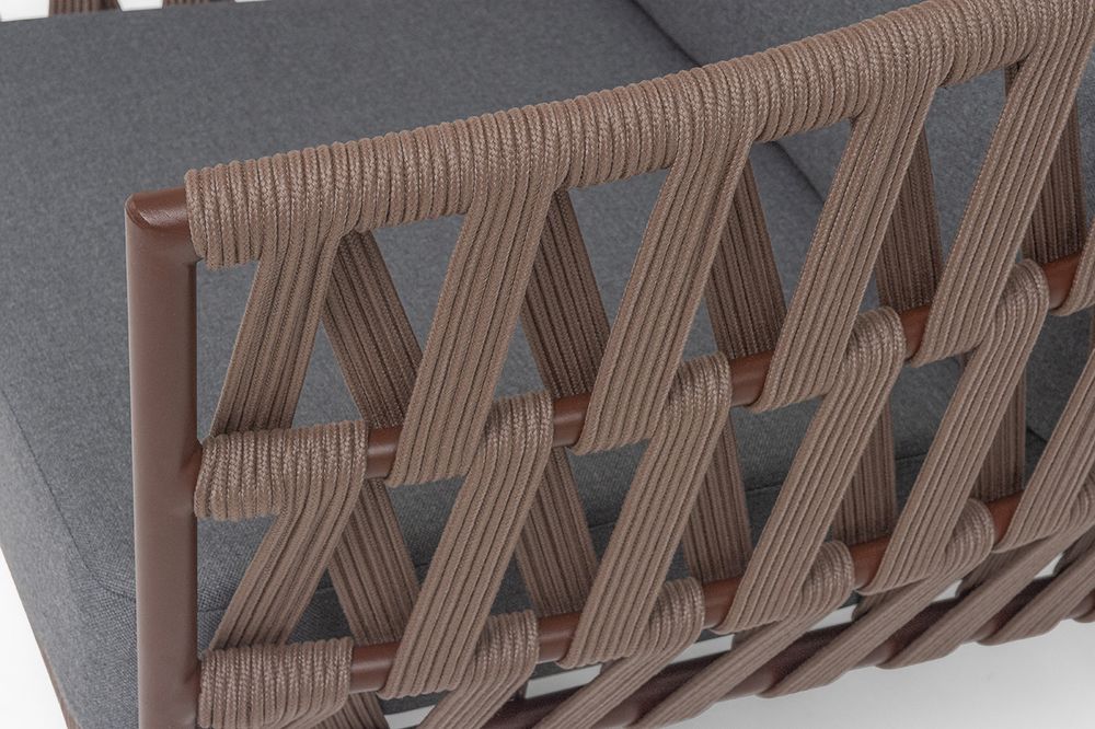 "Диего" кресло плетеное из роупа, каркас алюминий коричневый (RAL8016) муар, роуп коричневый круглый, ткань темно-серая 027