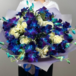 Белые розы с космическими орхидеями XXL. Букет 413