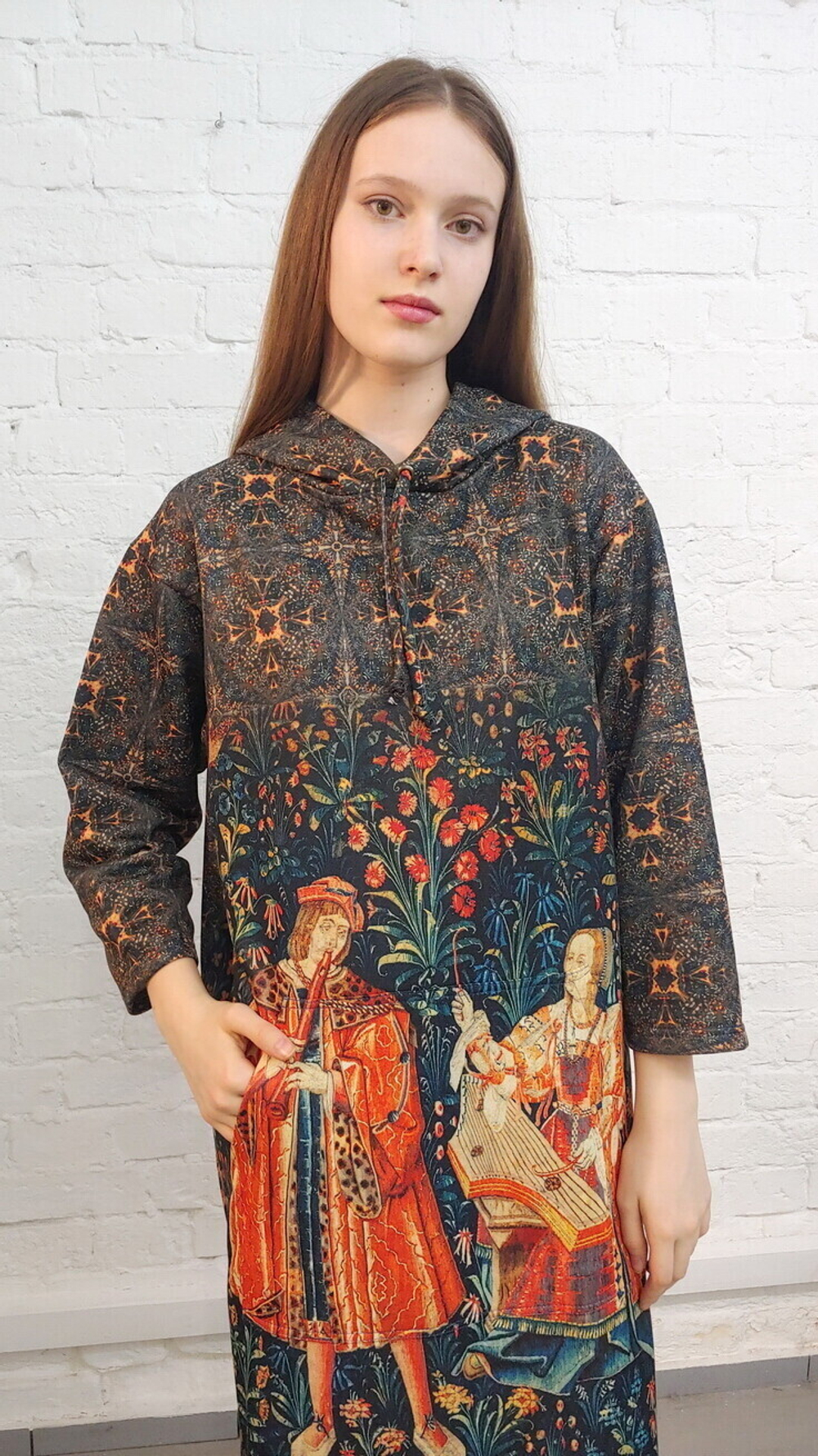 Платье с капюшоном "Концерт", по мотивам средневекового гобелена неизвестного автора