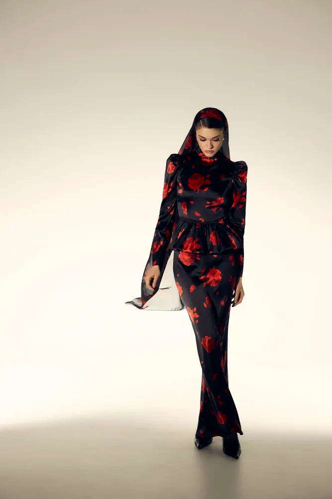 Валиса (Valisa top), топ из черного атласа с цветочным принтом