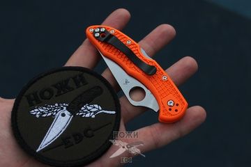 Нож складной Spyderco Delica Knife Flat Ground Orange C11FPOR c клинком из стали VG-10, рукоять FRN