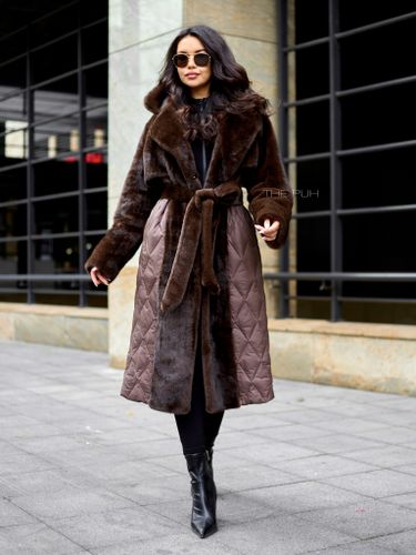 Шоколадный комбинированный пуховик с капюшоном и поясом