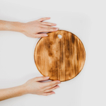 Деревянная менажница круглая с гравировкой из кедра