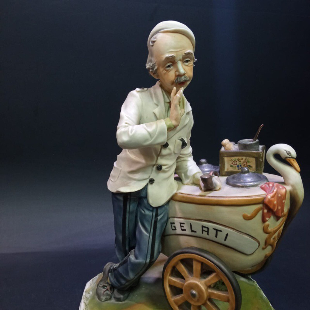 Фарфоровая мануфактура «Продавец мороженного»