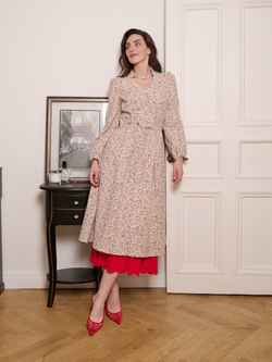 Платье с воротником стойкой