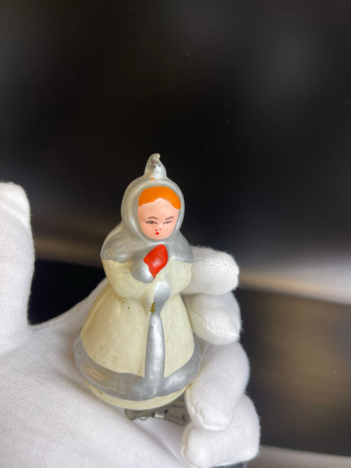 Ёлочная игрушка "Настенька из Морозко" на прищепке 12 см, новогодняя, небольшой скол под прищепкой, стекло, винтаж СССР 1950-1980 гг