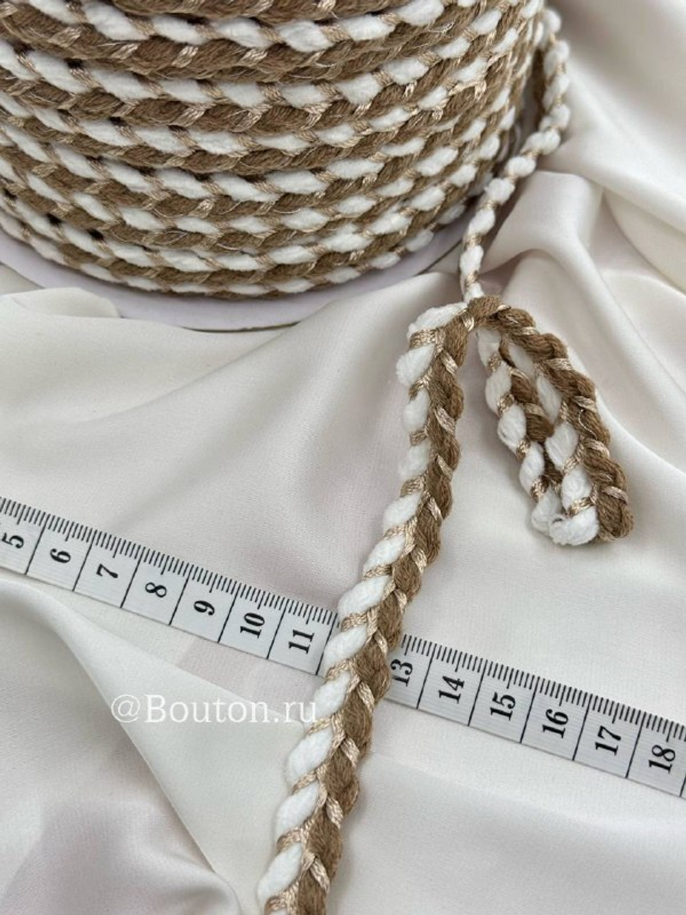 Тесьма косичка бежево-белая