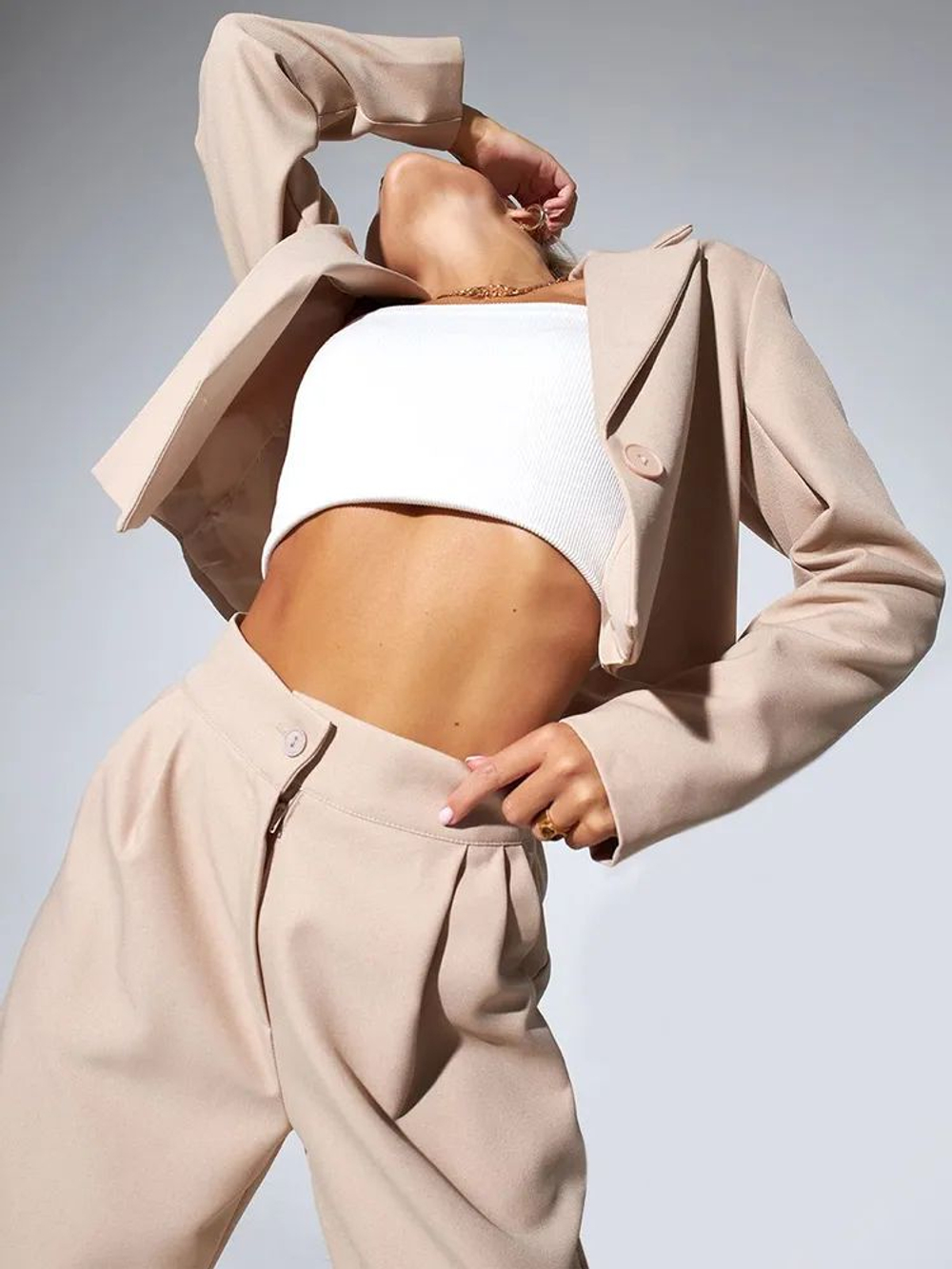 Костюм деловой брючный с укороченным пиджаком бежевого цвета