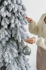 Заснеженная елка на ножке «Венето» (Литая хвоя) от 1.5 м до 2,1 м